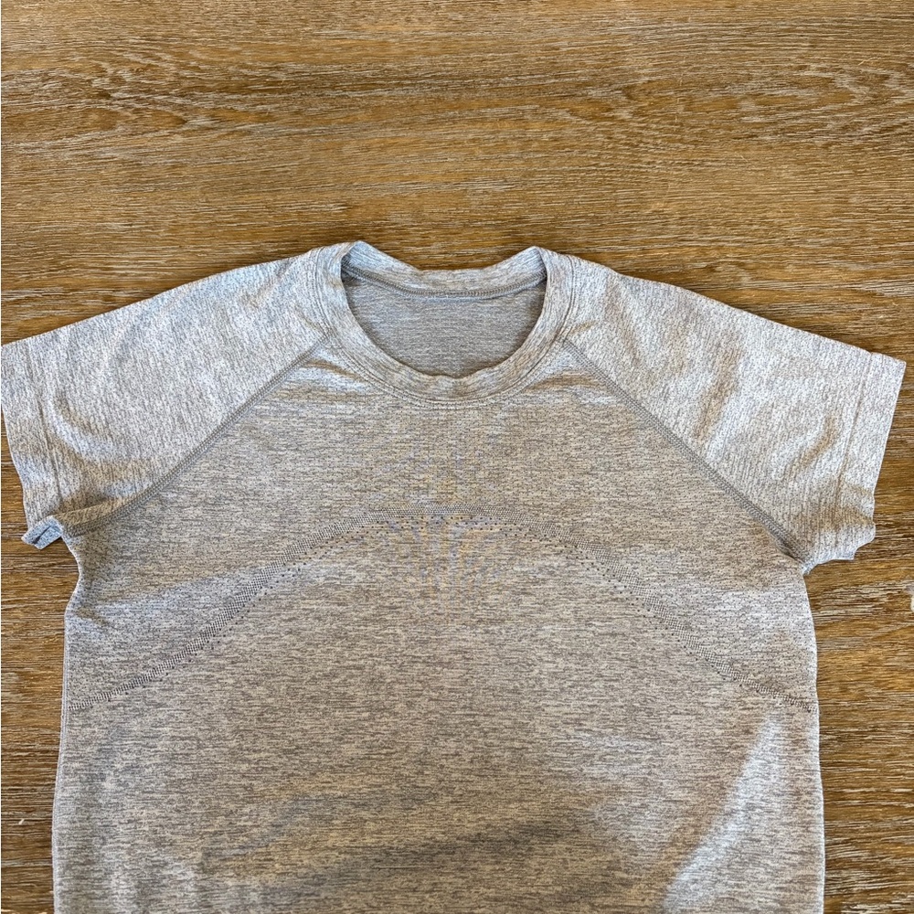 Lululemon swiftly tech cropped short sleeve shirt size 4 in color slate/white